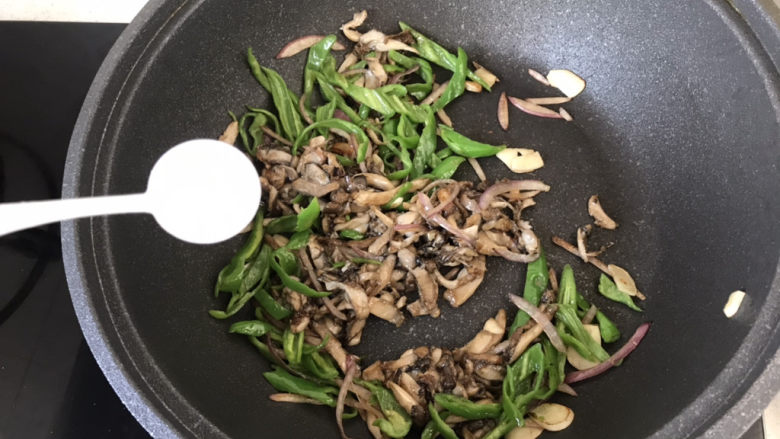 青椒炒平菇,加适量的盐调味儿;