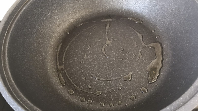 青椒炒平菇,锅中倒入少许底油;