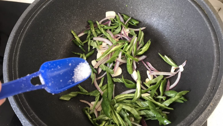 青椒炒平菇,小孩儿吃不了辣味,炒青椒时加点儿白糖,可以中和辣味儿;