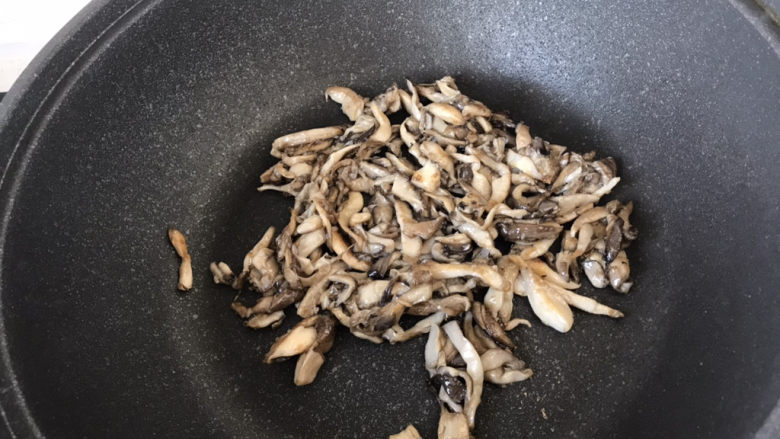 青椒炒平菇,慢慢煎至金黄盛出备用;