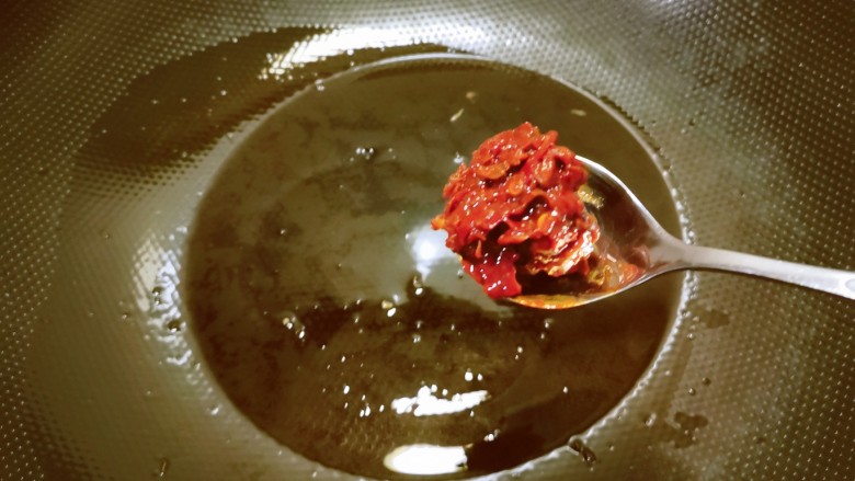 红烧冻豆腐,起油锅放入食用油,油热后放入<a style='color:red;display:inline-block;' href='/shicai/ 46964'>郫县豆瓣酱</a>。