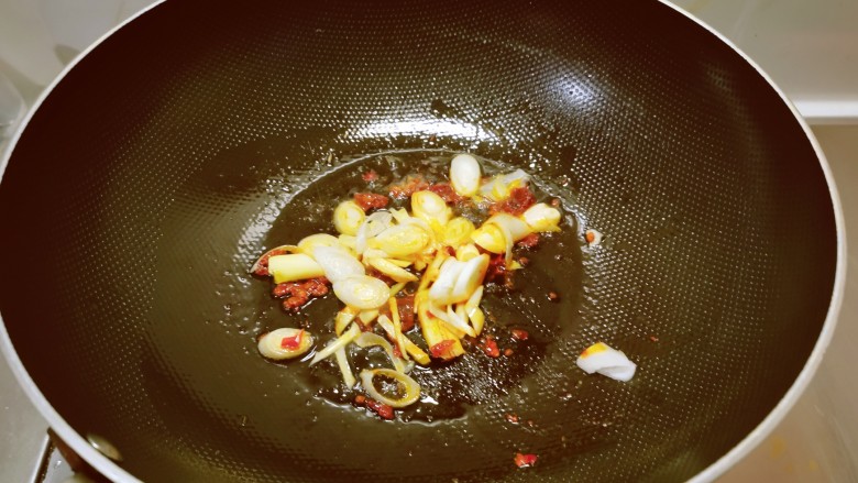 红烧冻豆腐,放入葱姜,翻炒出香味。