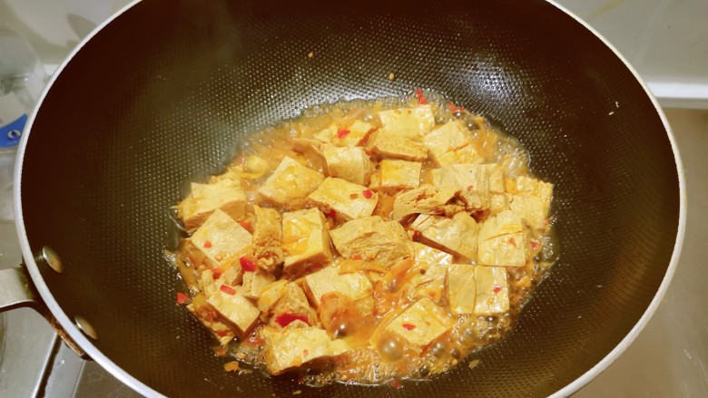 红烧冻豆腐,豆腐吸饱了汤汁,关火出锅。