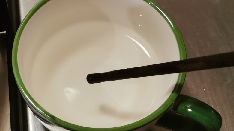 草莓糖葫芦,可以用筷子蘸一点糖稀,放到凉水里,糖稀立刻凝固,试吃一下脆脆的,就是熬制好了,关火。