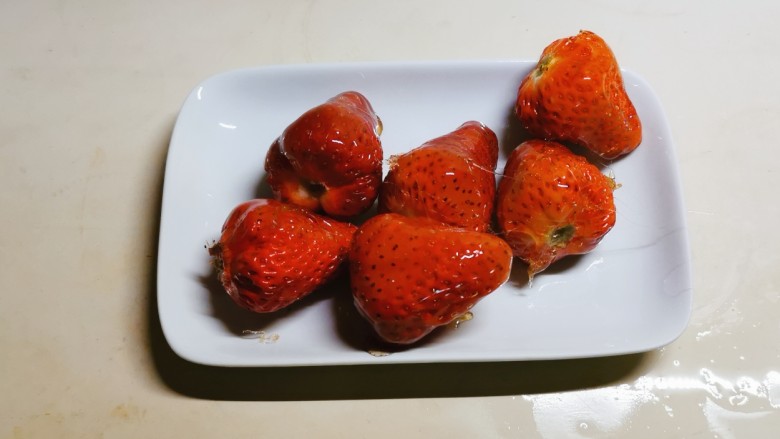 草莓糖葫芦,依次裹好糖,放到光滑的平碟上,冷却。
