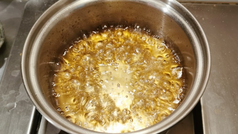 草莓糖葫芦,随着加热,泛起大泡泡。