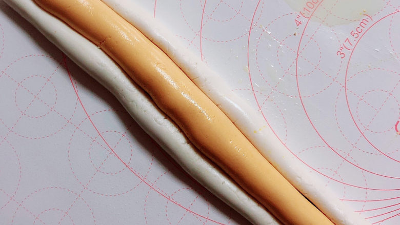 南瓜汤圆,将糯米团揉出一个一根粗的南瓜糯米条,两根细的白色糯米条。