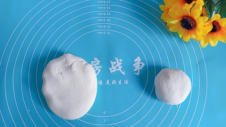 糯米小红花🌸,把面团分成两份,小份的留做花心。