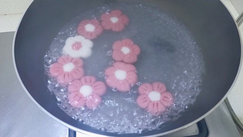 糯米小红花🌸,锅内加入清水,水开后加入小花朵