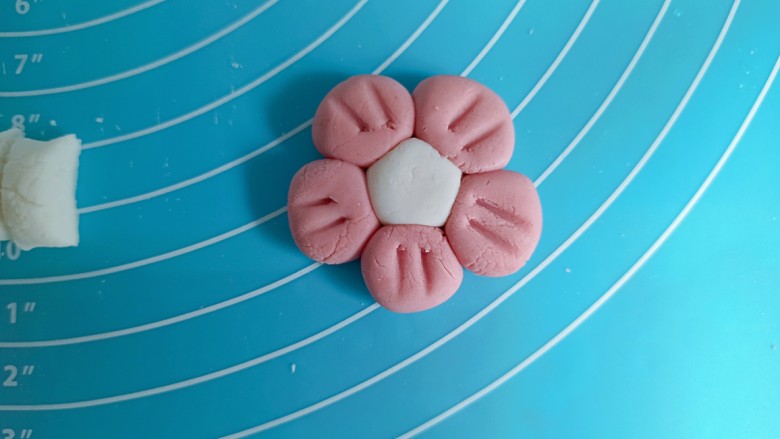 糯米小红花🌸,5粉一白组合一下成一朵小红花,压扁之后在花瓣上用牙签压出痕。一朵小红花就完成了