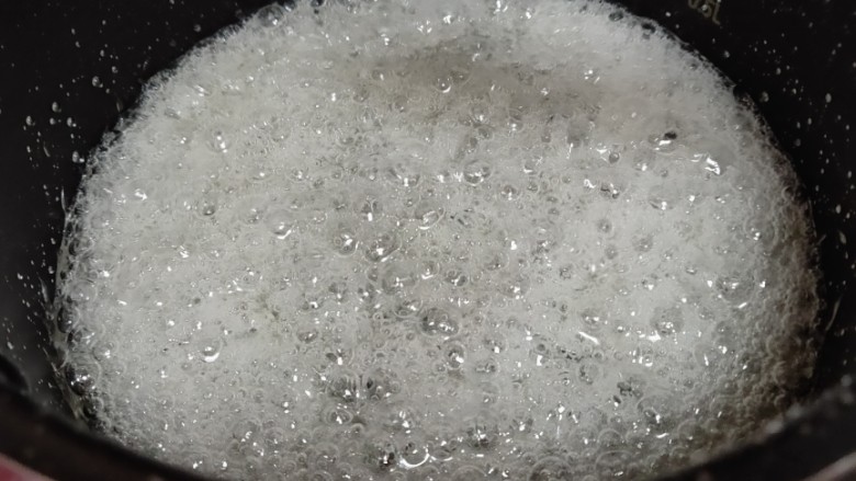 草莓糖葫芦,转小火慢慢熬制至糖液呈微黄色,状态浓稠,有拉丝的感觉