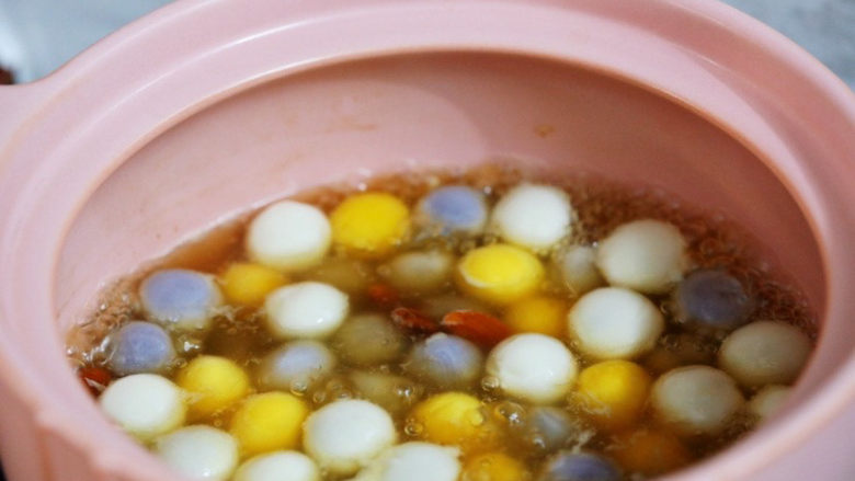 水果汤圆,边煮边搅拌,煮至汤圆浮在表面