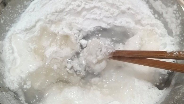 水晶虾饺,分次少量加入开水，边加边搅拌