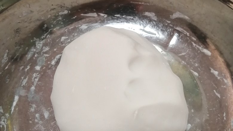 水晶虾饺,下手揉成光滑的面团