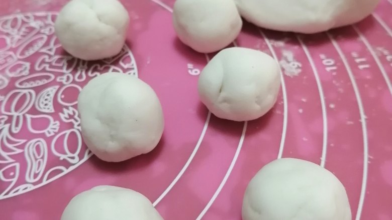 水晶虾饺,面团分成若干个小面剂，每个大约10克