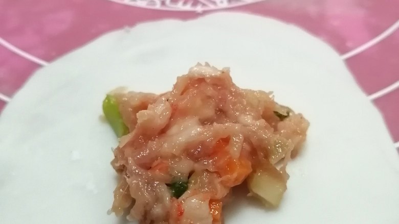 水晶虾饺,加入馅料