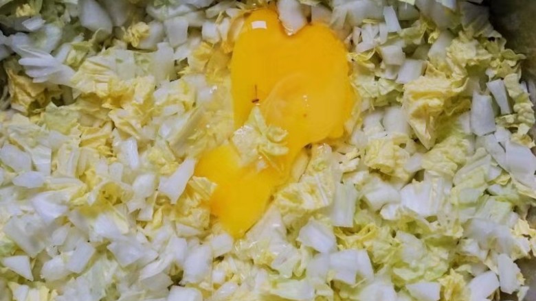 无米蛋炒饭,减脂营养缺一不可,2、打好的娃娃菜放入碗中,加入<a style='color:red;display:inline-block;' href='/shicai/ 9'>鸡蛋</a>充分混合。