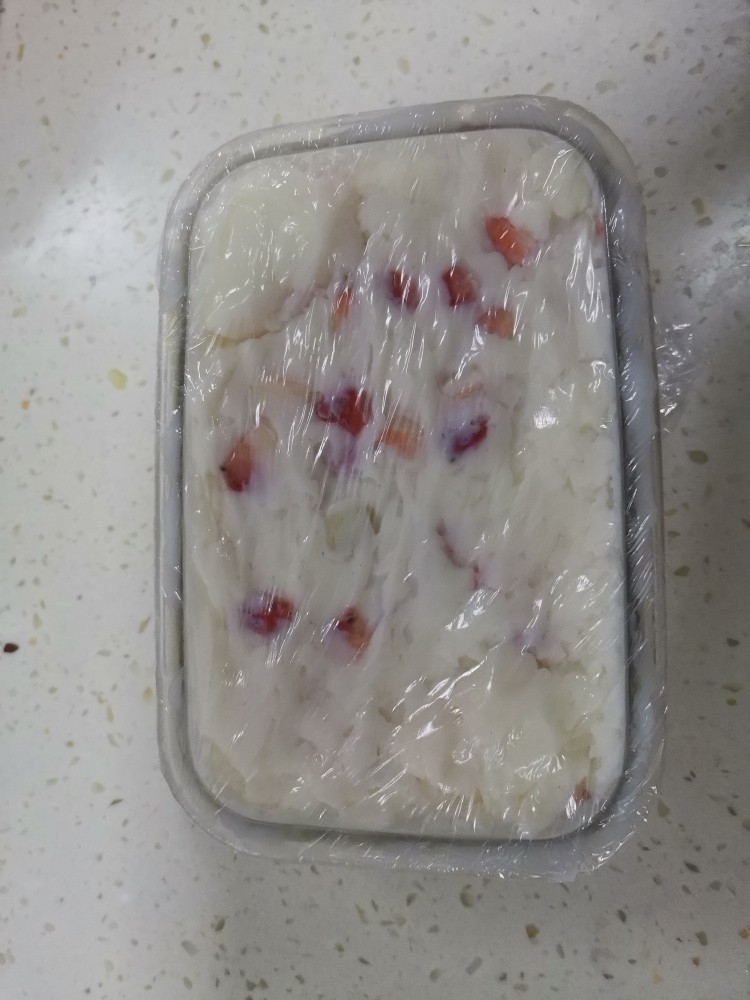 草莓奶冻,在倒入模具,用铲子把表面铲平,盖上保鲜膜,自然冷却后放冰箱冷藏两个小时以上