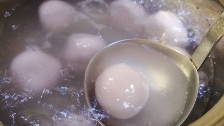 水果汤圆,水开放入汤圆,煮至飘在水面即可。