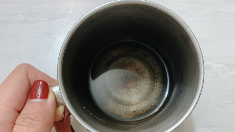 草莓糖葫芦,并加入清水,糖水比例2:1,水加多了,那就多煮一会,将其蒸发