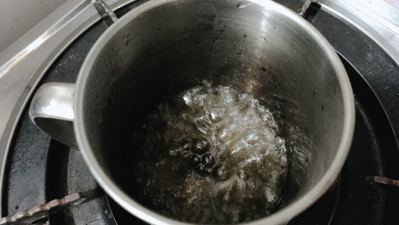 草莓糖葫芦,边煮边搅拌,待糖浆逐渐粘稠接近蜂蜜or麦芽糖的状态,离火。