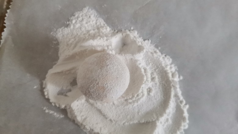 南瓜汤圆,沾一层糯米粉,防止粘连