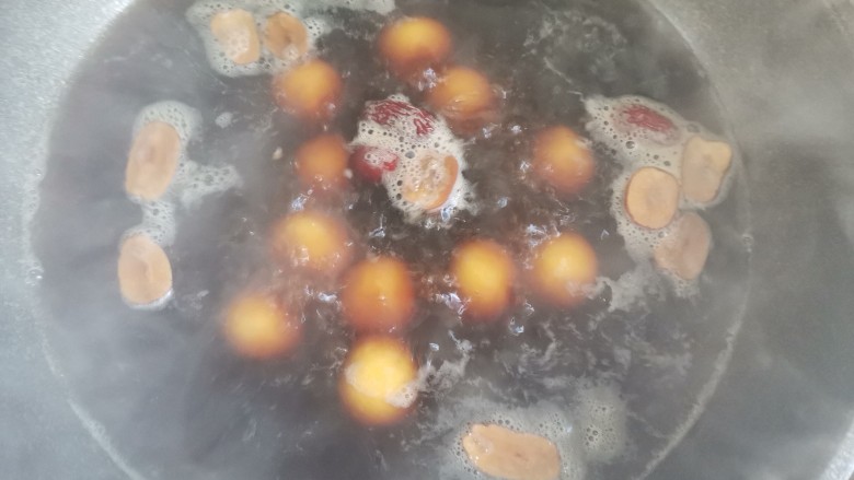 南瓜汤圆,水开下入汤圆,继续煮至汤圆浮起
