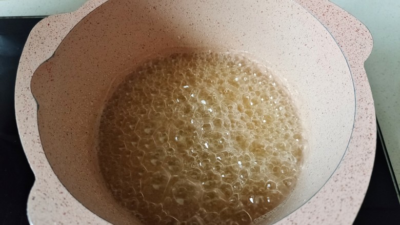 草莓糖葫芦,一会就变成了大气泡,不要搅拌继续熬制