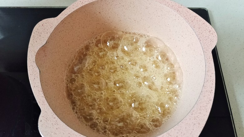 草莓糖葫芦,熬制到这种密集的小气泡,用筷子或者别的东西沾一点糖稀
