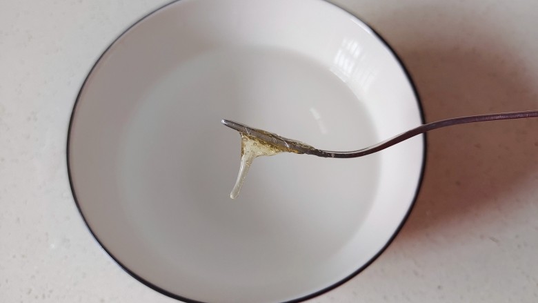 草莓糖葫芦,放入提前准备的凉水中浸泡一下,摸一下是硬的,即可关火