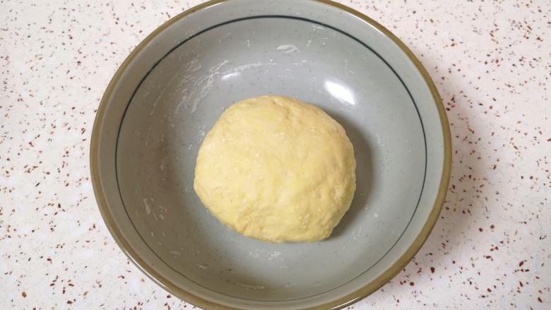 西红柿疙瘩汤,加入温水揉成面团,盖上保鲜膜饧半个小时。
