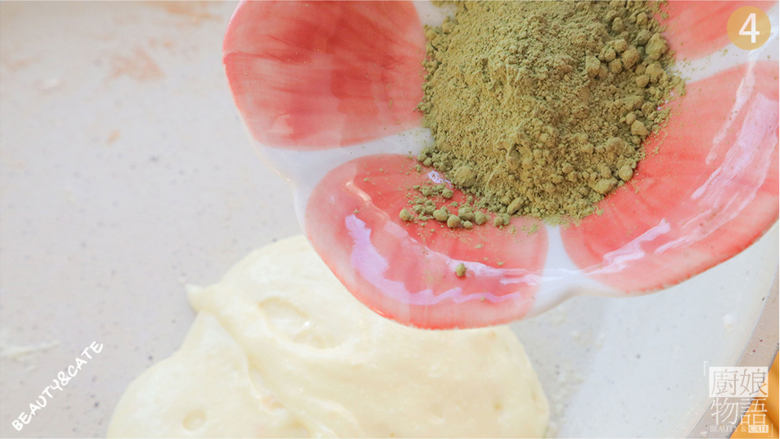 怎么过一个甜蜜的春节情人节?就靠「三色牛轧糖饼干」啦!,接着来做抹茶味,在原味牛轧糖中放入8g白巧克力融化,再加入2g抹茶粉搅拌均匀。