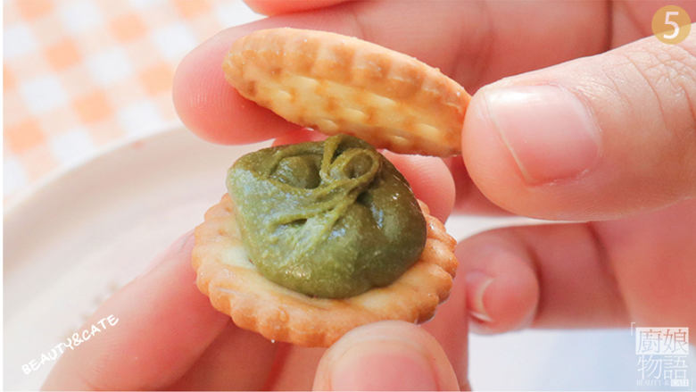 怎么过一个甜蜜的春节情人节?就靠「三色牛轧糖饼干」啦!,同样挤在小饼干上,再盖上另一块小饼干,抹茶牛轧糖小饼干就做好啦。