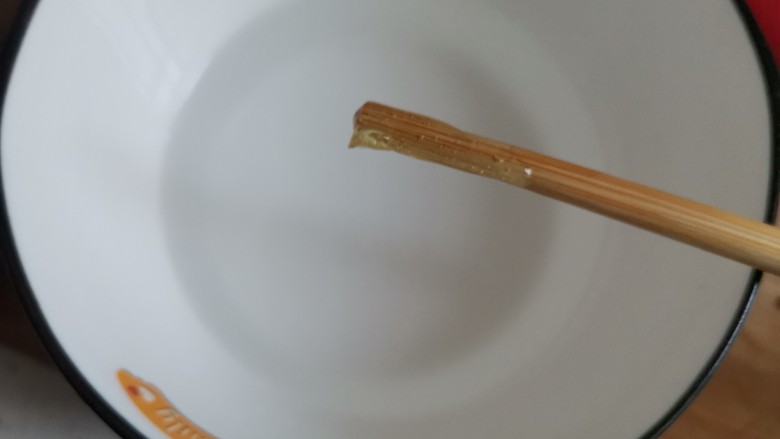草莓糖葫芦,筷子沾点糖浆投入凉水中,立刻凝结变硬,就是熬好了