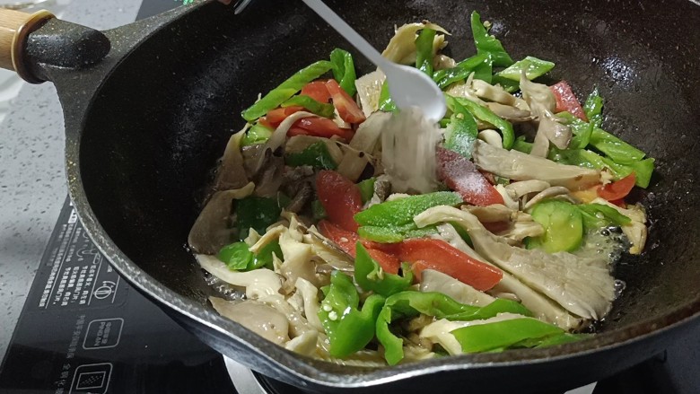 青椒炒平菇,<a style='color:red;display:inline-block;' href='/shicai/ 813'>鸡粉</a>