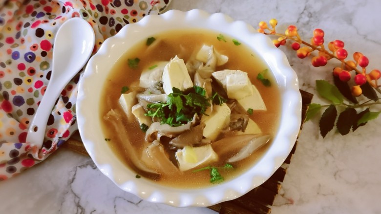 平菇豆腐汤,盛到碗里,撒上香菜,鲜香味美。