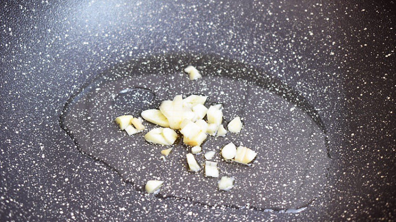 西红柿炒土豆片,锅中倒入适量的食用油烧热,放入蒜末炒出香味