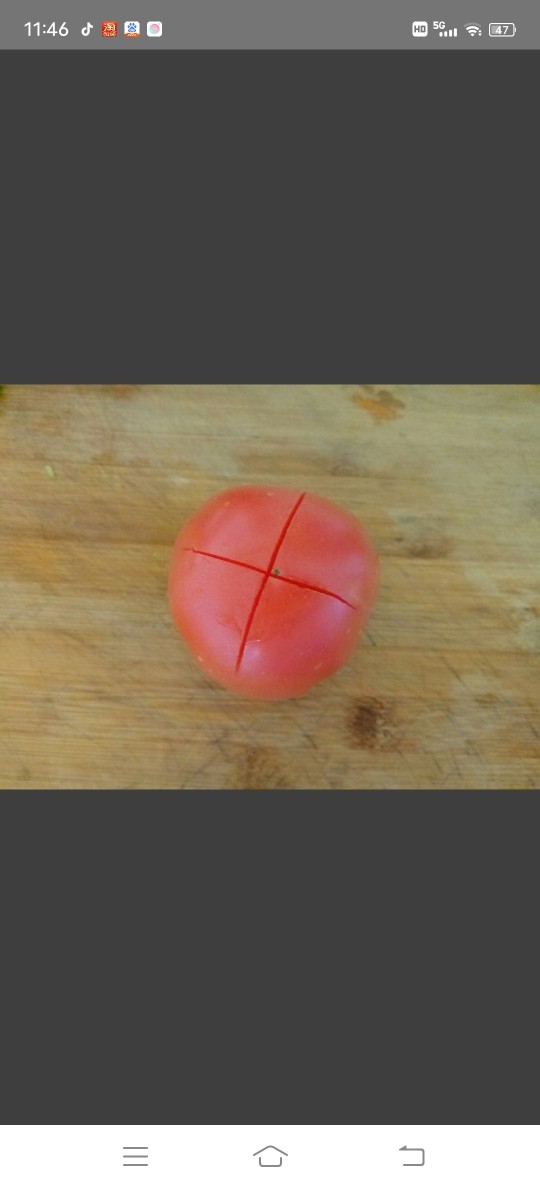 西红柿疙瘩汤,<a style='color:red;display:inline-block;' href='/shicai/ 3551'>西红柿</a>清洗干净,顶部切十字刀