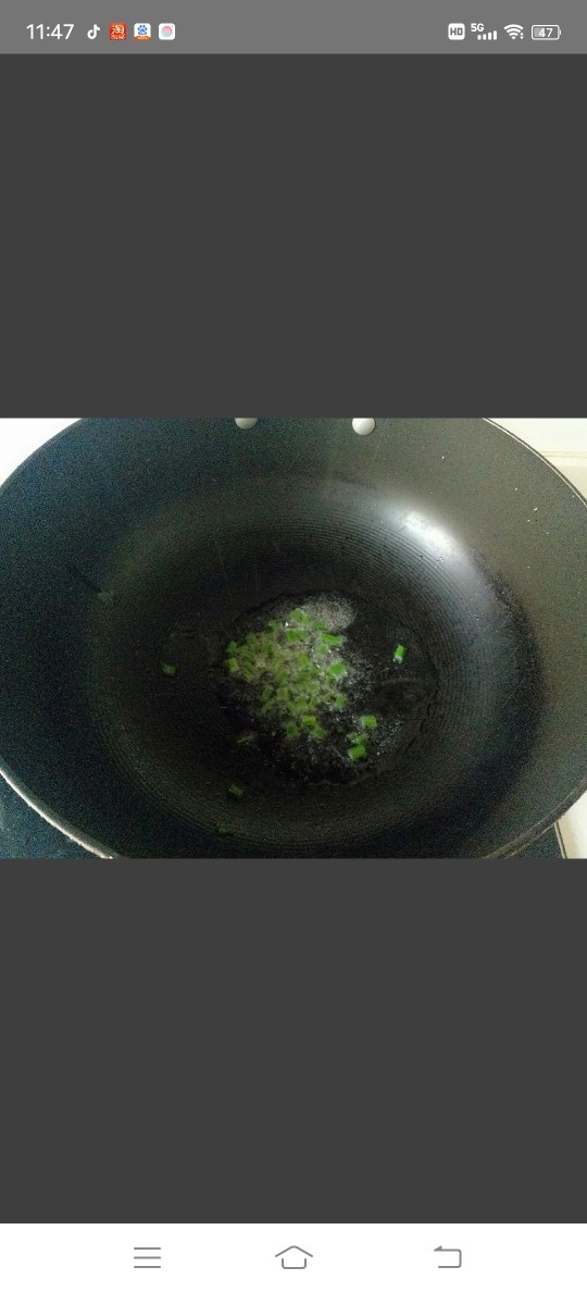西红柿疙瘩汤,炒锅中加入适量花生油烧热,放入葱花爆香