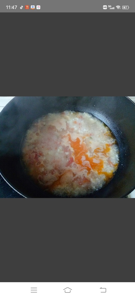 西红柿疙瘩汤,加入1碗清水煮开,加入搅好的碎疙瘩搅拌均匀