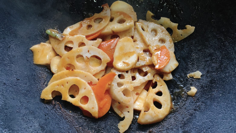 香辣藕片,炒至汤汁收干,即可出锅