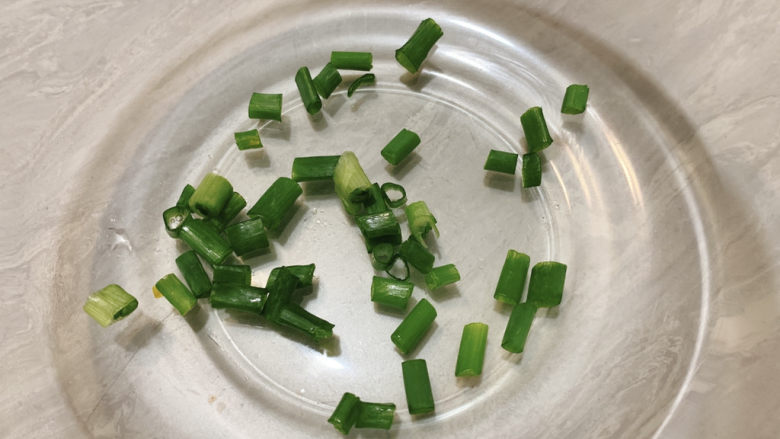 猪腰汤,碗中加适量葱花,将猪腰汤盛入其中