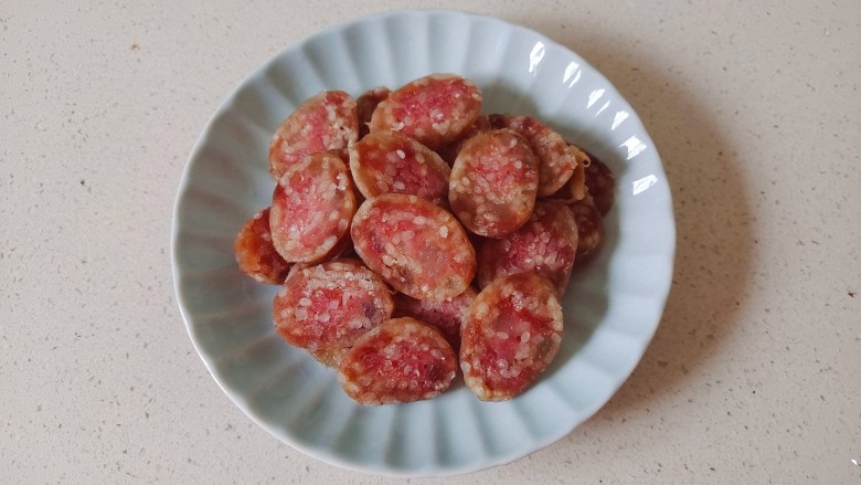 胡萝卜炒腊肉,蒸好的腊肠取出晾凉,切成腊肠片