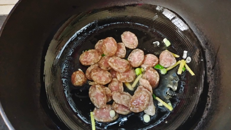 胡萝卜炒腊肉,放入腊肠翻炒片刻