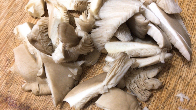 青椒炒平菇,将平菇泡水洗净，切块
