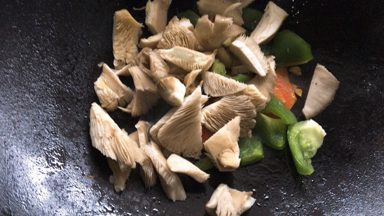 青椒炒平菇,将所有食材加入其中