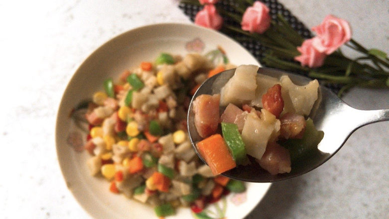 什锦藕丁,缤纷多彩,一勺好滋味。