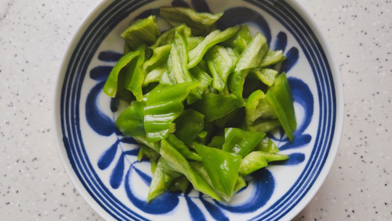 胡萝卜炒腊肉,<a style='color:red;display:inline-block;' href='/shicai/ 61'>青椒</a>去蒂去籽,洗净之后切成小块儿