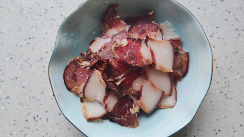 胡萝卜炒腊肉,<a style='color:red;display:inline-block;' href='/shicai/ 436'>腊肉</a>用温水冲洗一下,然后切成薄片,切得越薄口感越好