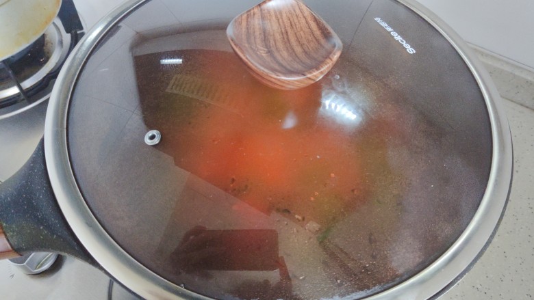 胡萝卜炒腊肉,盖上锅盖,转小火,焖煮两分钟